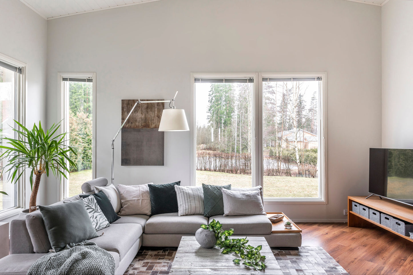 White Teknos Pro 5 painted on living room walls in a matt finish