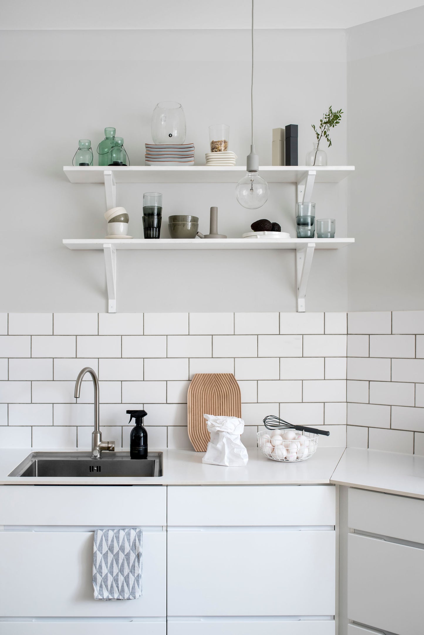 A kitchen wall painted with Teknos Timantti Clean bathroom and kitchen paint