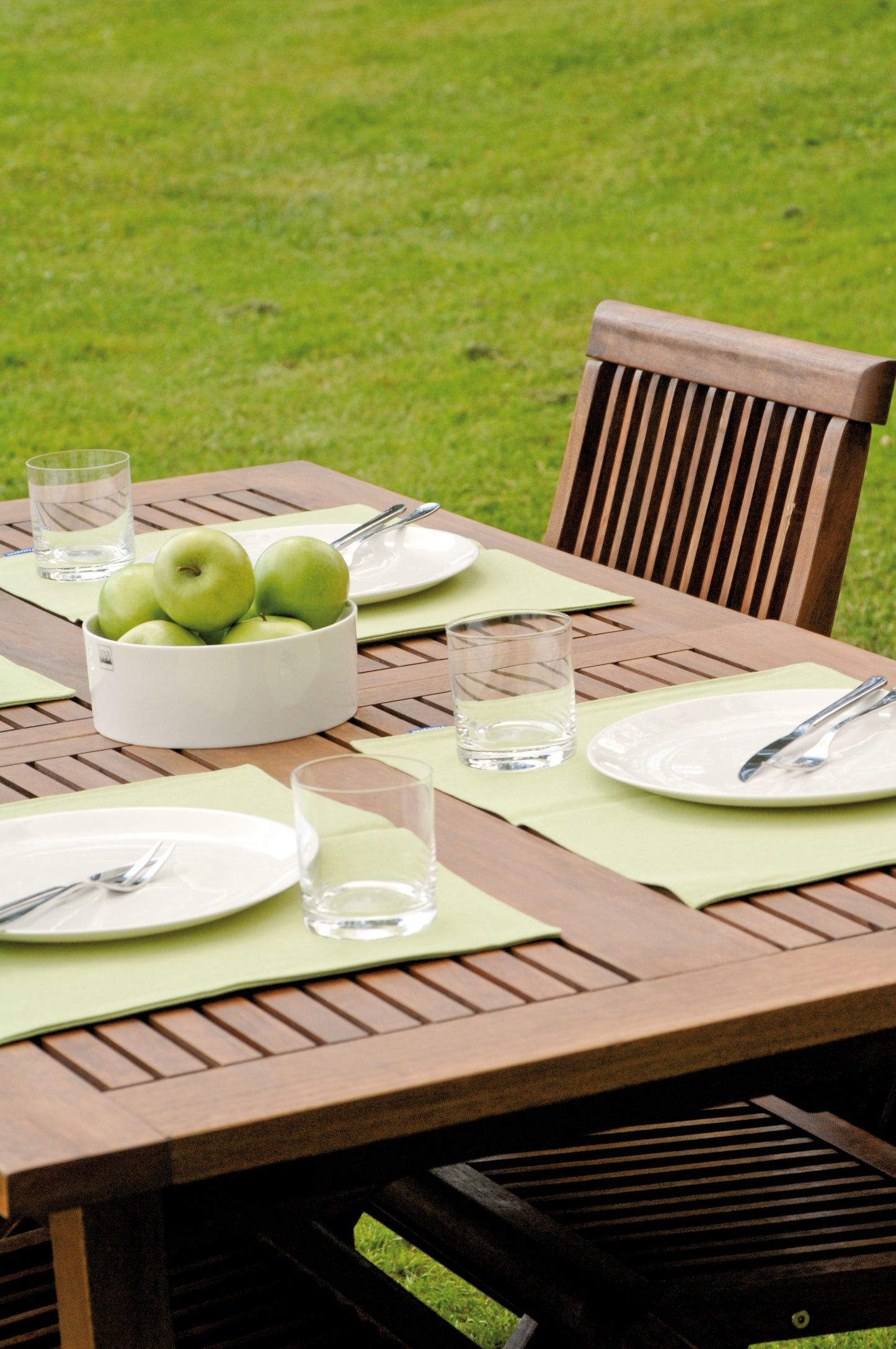 A wooden garden table and chairs painted in Teknos Woodex Aqua Wood Oil